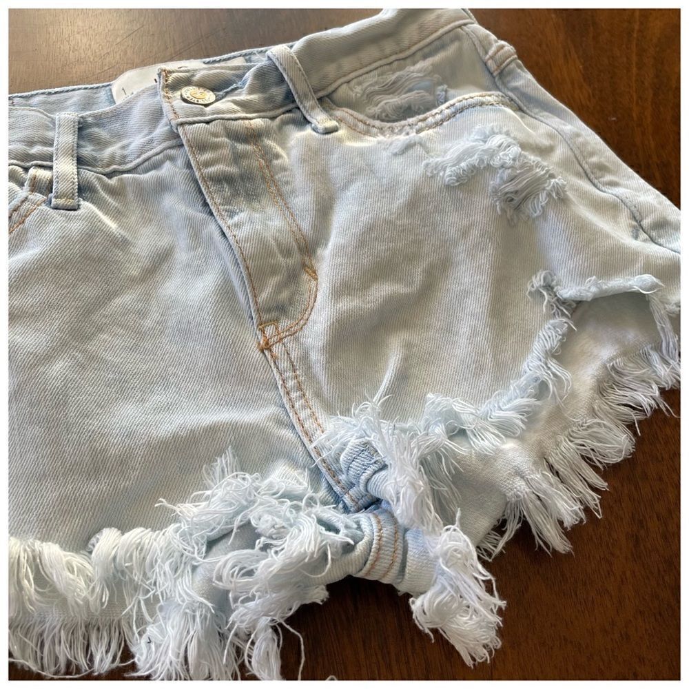 Hollister High Rise Distressed Festival Fray Hem Cut Off Shorts Light Wash Sz 25 - Picture 7 of 12